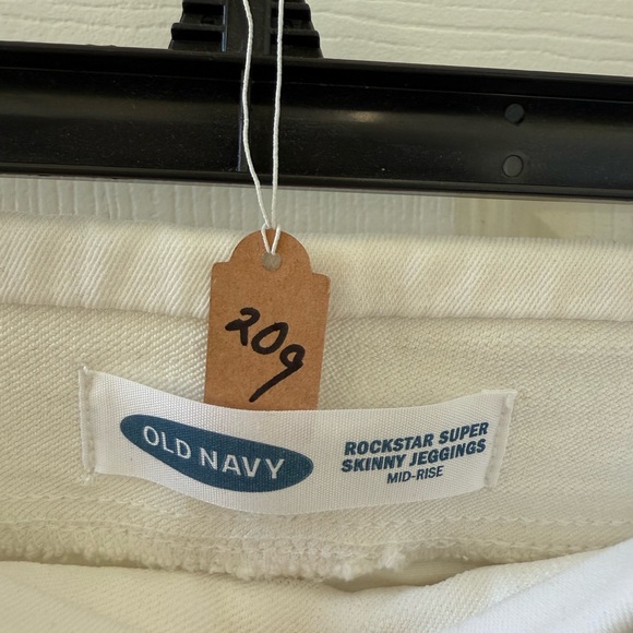 Old Navy Women's White Skinny Jeans - Picture 3 of 6